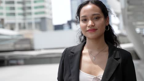 retrato de mujer de negocios en la ciudad