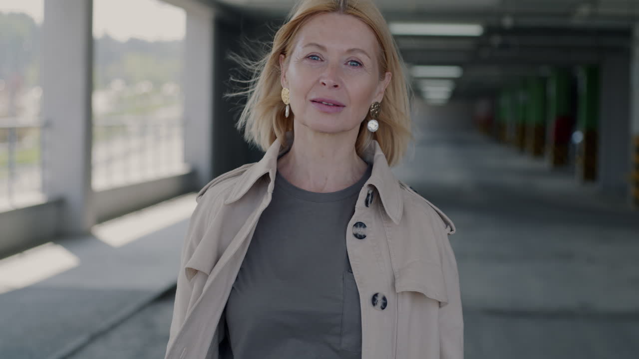 Glad kvinde udendørs
