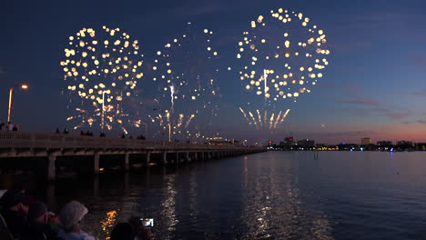 un espectáculo de fuegos artificiales sobre el agua marca una gran fiesta