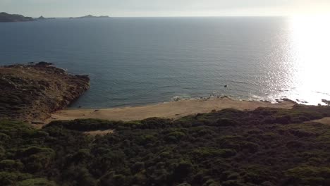 Goldene-Stunde-An-Einem-Einsamen-Strand-Auf-Korsika