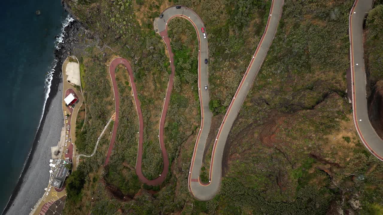 volando sobre la playa de garajau y el camino en zigzag a cristo rei en madeira, portugal