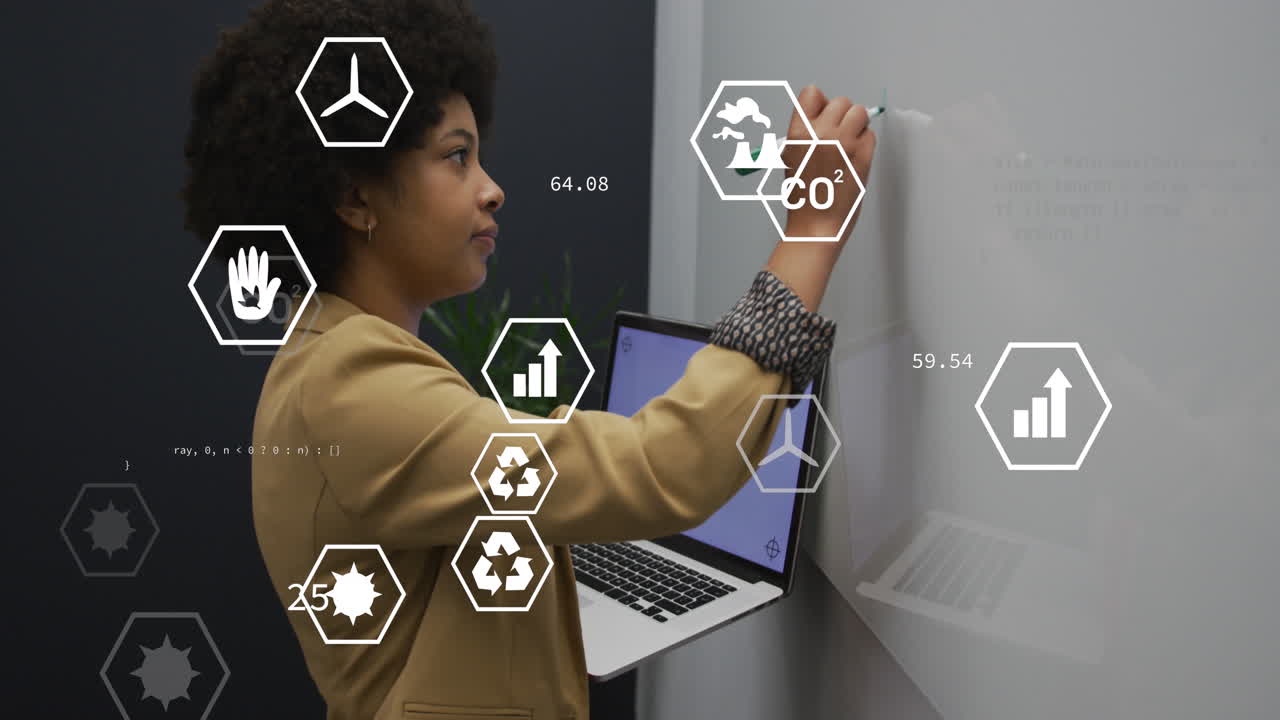 animación de iconos ecológicos sobre mujer de negocios biracial escribiendo en la pizarra en la oficina