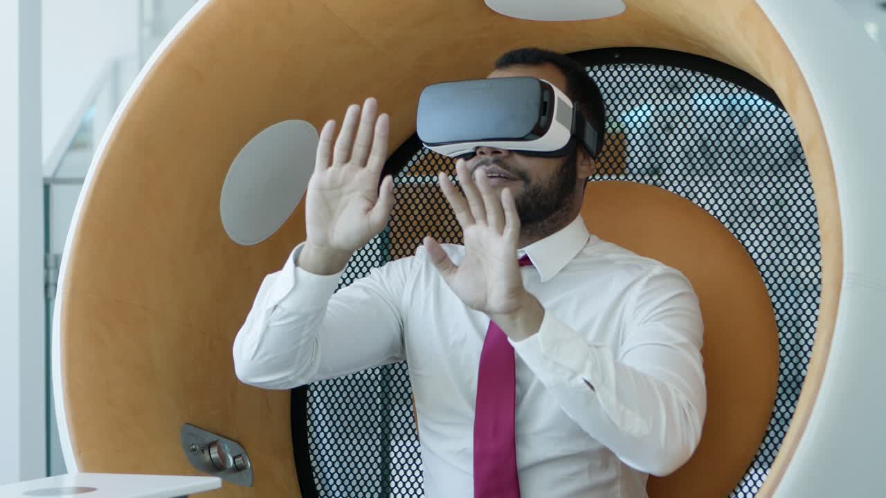 hombre de negocios sonriente en auriculares vr