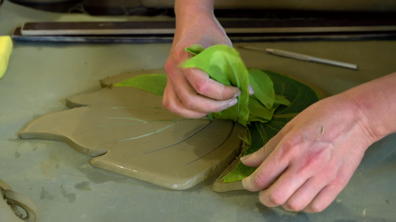 Lavoretti con foglie in ceramica