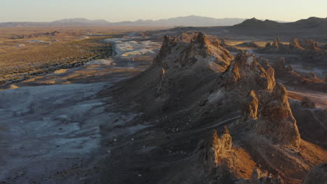 hermosos pináculos de trona natural en el paisaje alienígena de california, aéreo