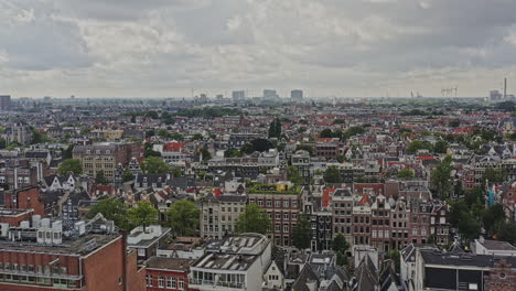 amsterdam, países bajos, antena v23, dron de bajo nivel, sobrevuelo de los barrios de grachtengordel-west y jordaan con hileras de casas adosadas a dos aguas, vuelo cinematográfico hacia el horizonte - agosto de 2021