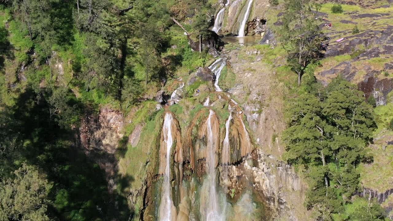 cascada del monte rinjani cerca del cono del volcán activo en indonesia, plataforma aérea revelada