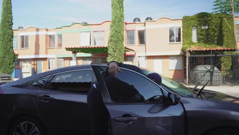hombre secando la ventana de un auto después de lavarla