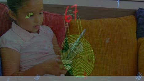 Animation-Von-Sich-ändernden-Zahlen-Und-Biometrischem-Sicherheitsvorhängeschloss-Mit-Mädchen,-Das-Ein-Tablet-Benutzt