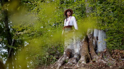 niña rumana mira el bosque cortado 1
