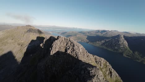 El-Dron-FPV-Sigue-Con-Gracia-Las-Crestas-Del-Norte-De-Noruega-Durante-Una-Fascinante-Puesta-De-Sol,-Revelando-La-Encantadora-Paleta-Crepuscular-Del-Ártico.