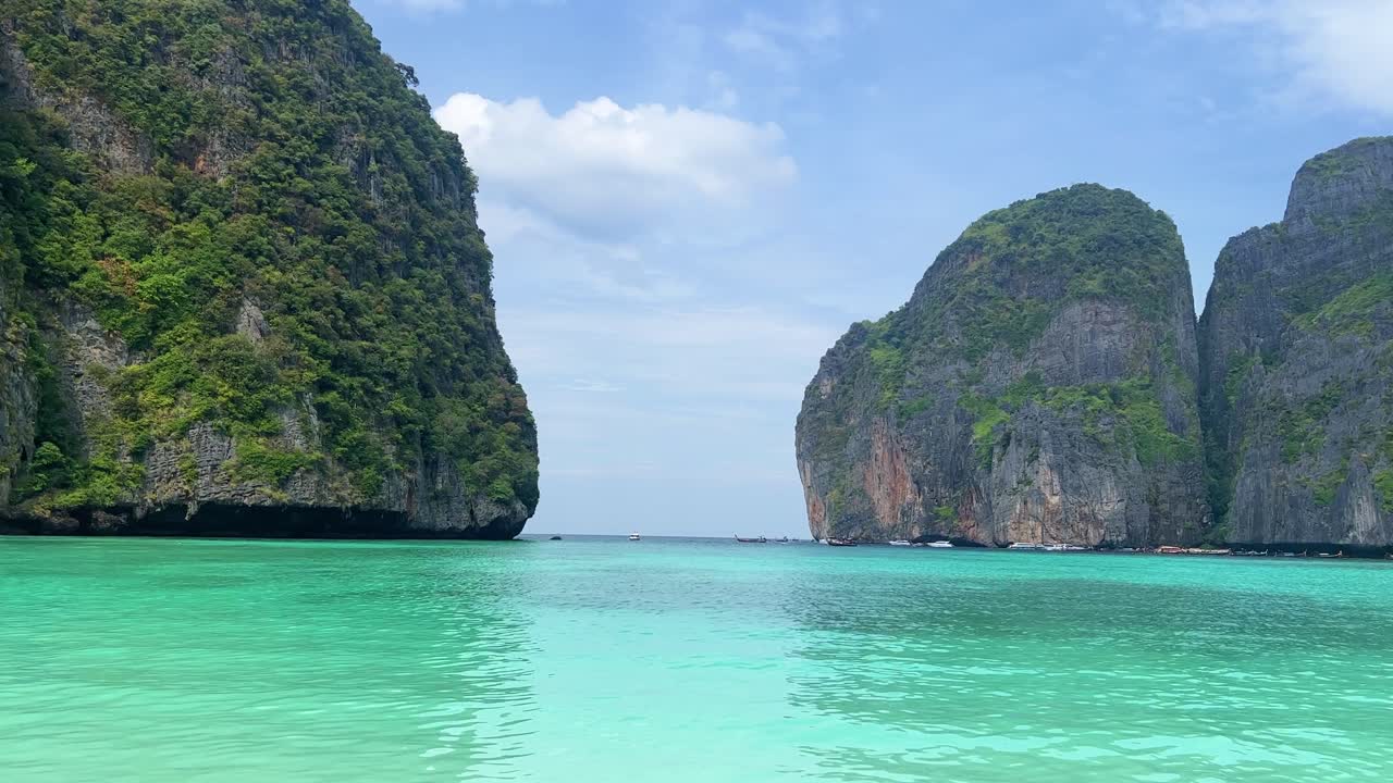 Baia di Maya nel Parco Nazionale delle Isole Phi Phi, con le sue onde, la spiaggia di sabbia e le splendide acque cristalline, una popolare destinazione turistica a Krabi, nel sud della Thailandia.
