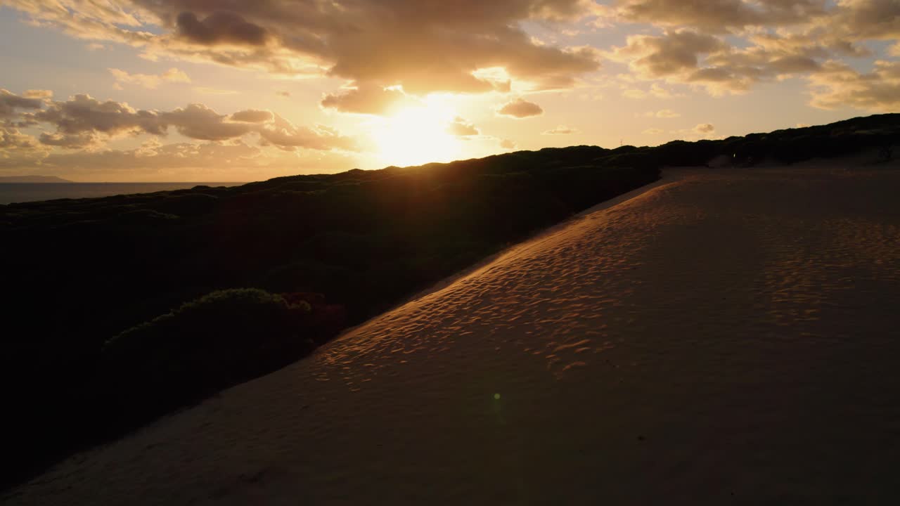 toma de drones de la densa vegetación que rodea la costa española al atardecer