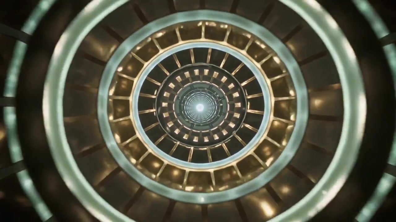 Telecamera in movimento attivata dall'operatore che si avvicina alla luce centrale all'interno del pozzo, rivelando anelli concentrici.