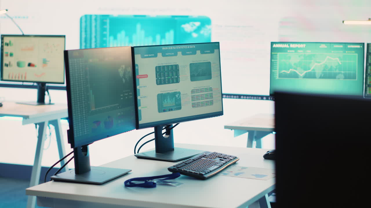 oficina de la sede de una empresa multinacional con una gran pantalla de datos
