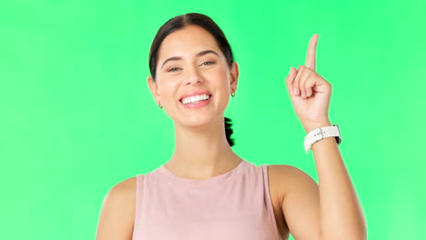 feliz, cara de mujer y apuntando hacia arriba para mostrar