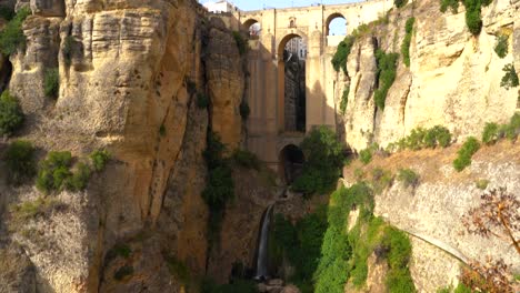 Brücke-Puente-Nuevo-über-Die-Schlucht-El-Tajo-In-Ronda,-Altstadt-In-Südspanien