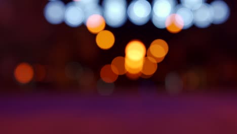 iluminación festiva en la calle por la noche, luces de la ciudad de bokeh desenfocadas.
