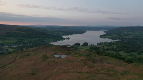 Luftaufnahmen-Von-120-Metern-Des-Lake-Windermere-Kurz-Nach-Sonnenaufgang-Im-Sommer