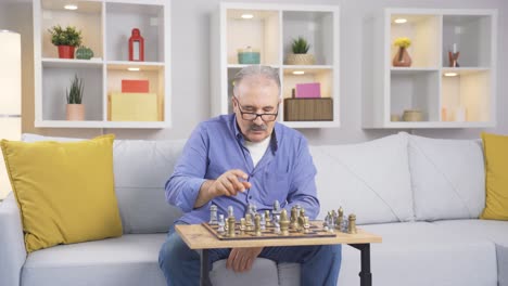 el anciano que juega al ajedrez solo está encantado con su movimiento.