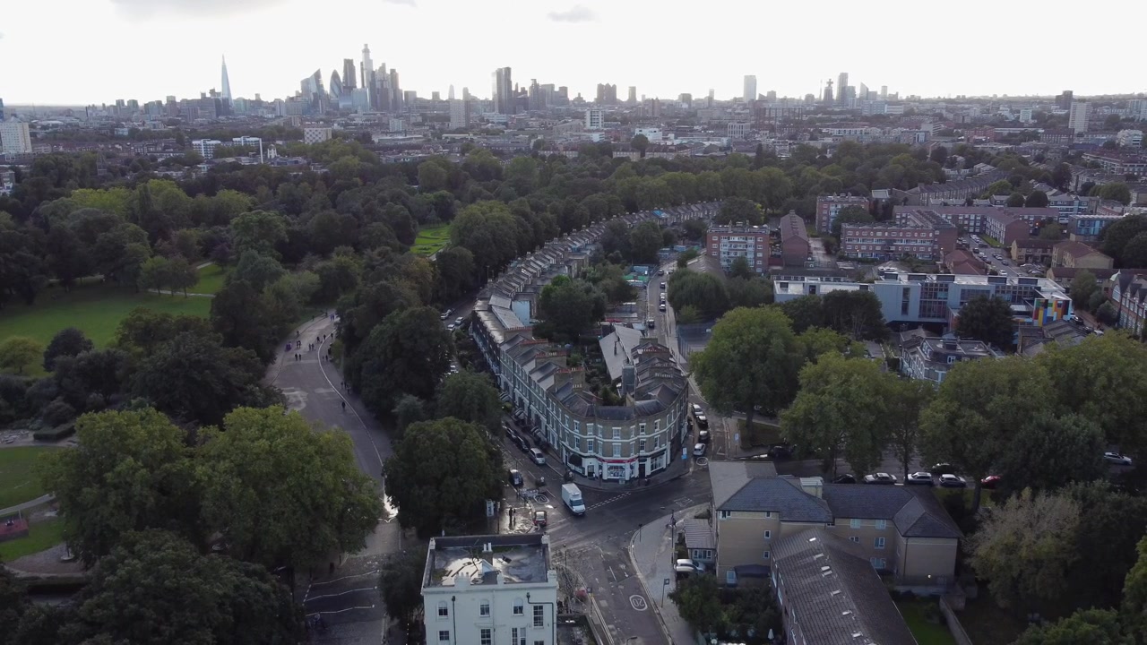 Victoria Park Hackney East London, skyline della città sullo sfondo, vista aerea con drone