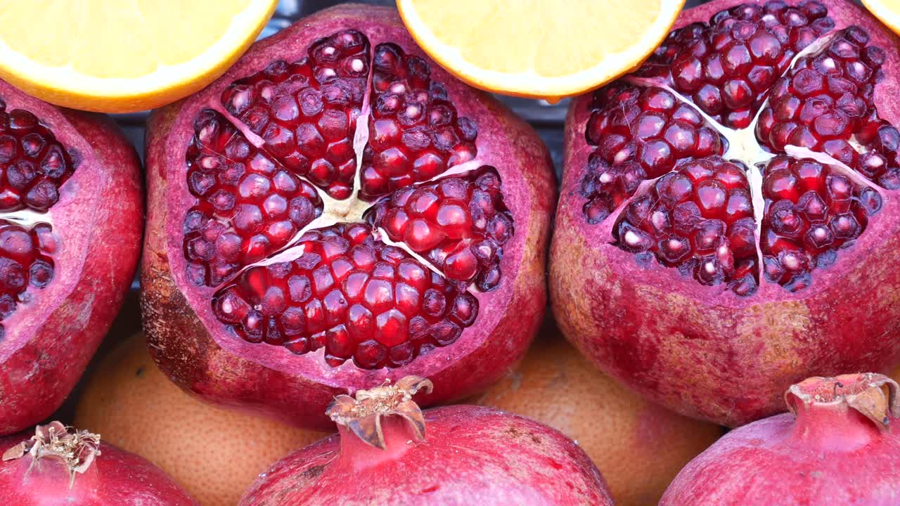 Friske granatæbler og appelsiner