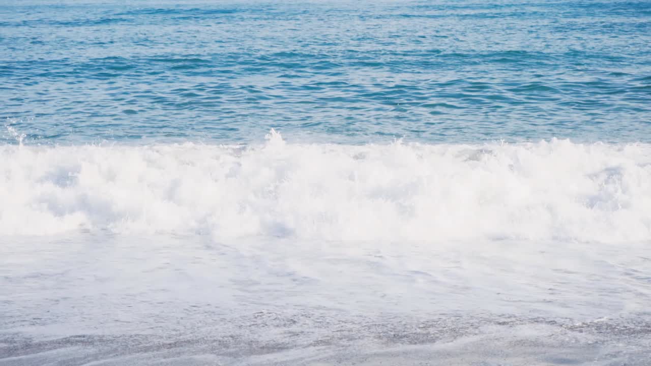 바다의 파도가 해안에 부히고