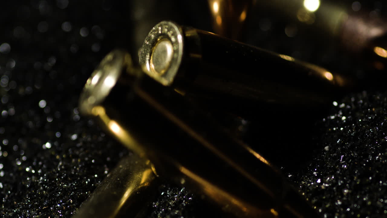 el apagón de 300 aac cae sobre el montón de polvo de pólvora, en círculo, en cámara lenta.