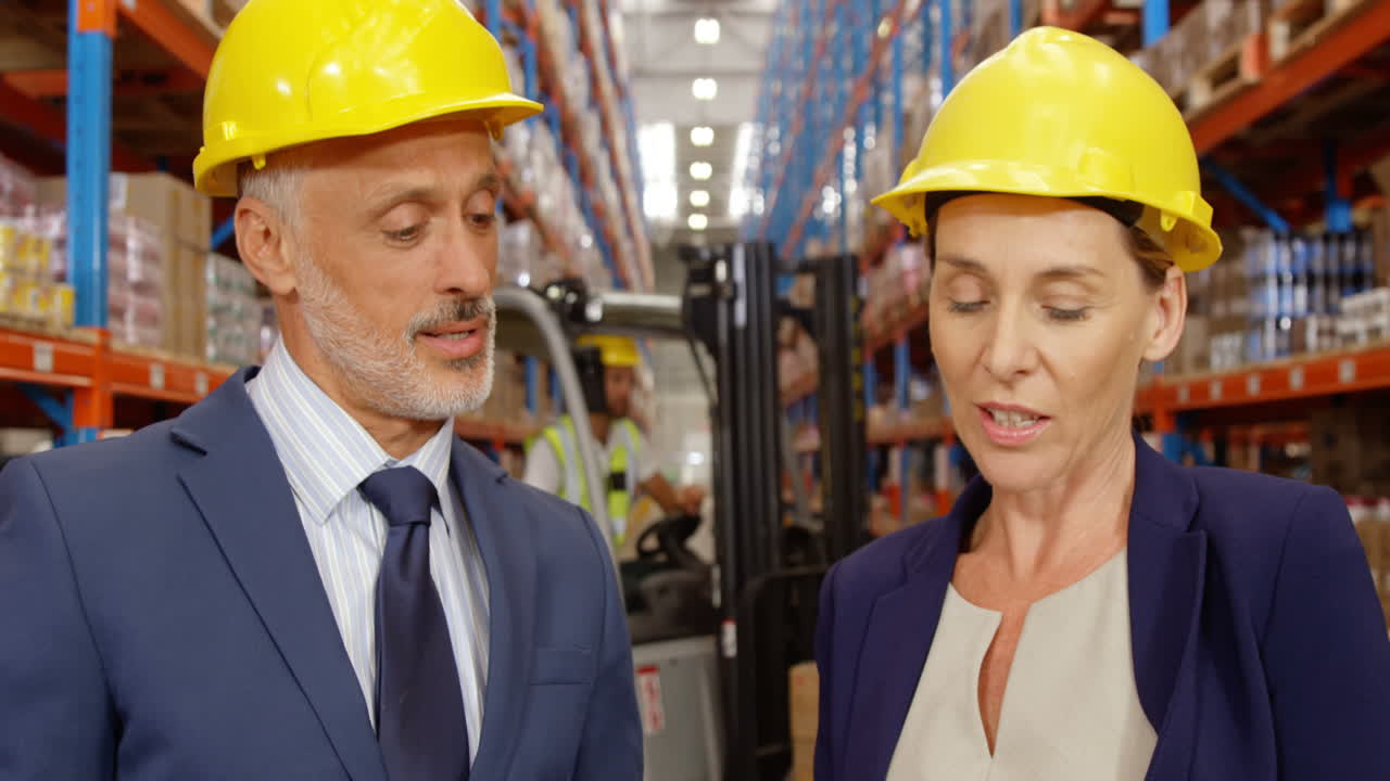 gerente que trabaja con tableta y portapapeles