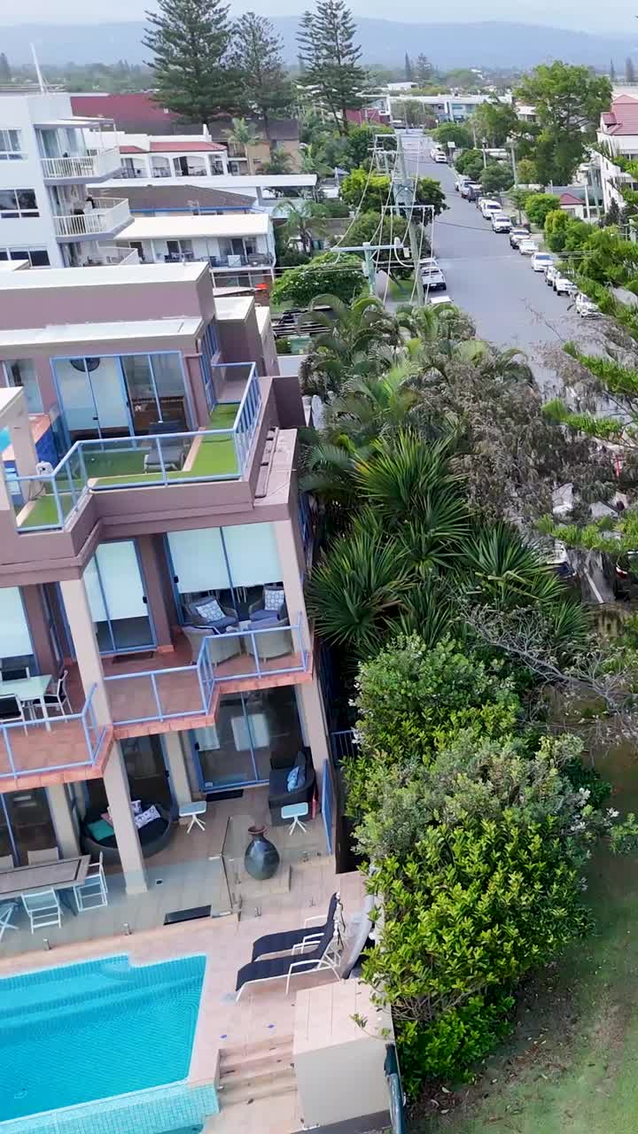 vista aérea del parque, los árboles y el patio de recreo