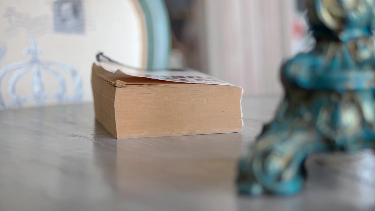 Primo piano di un vecchio libro tascabile con pagine ingiallite su un tavolo