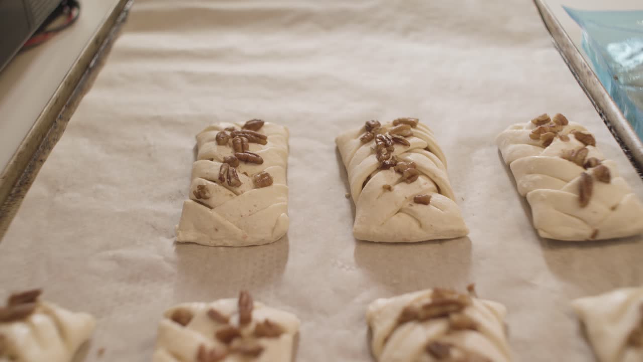 необпеченные пеканские выпечки на пекарном листе