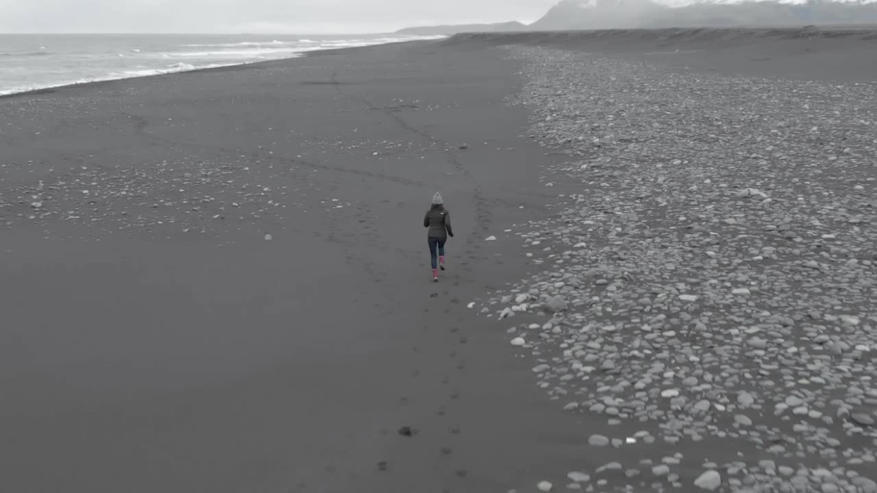 tiro de seguimiento ascendente de una mujer corriendo por la playa