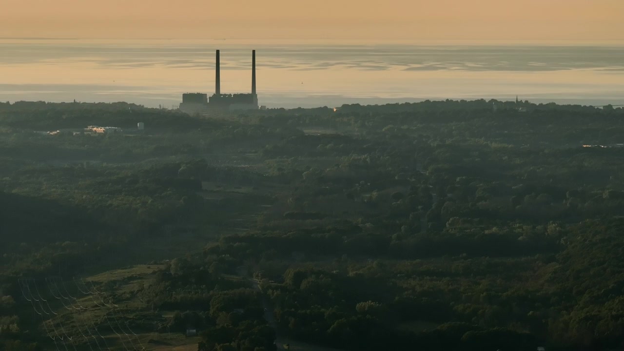 Veduta aerea di una centrale elettrica in una giornata estiva. Scattata nello Stato di New York sulla riva del Lago Erie.