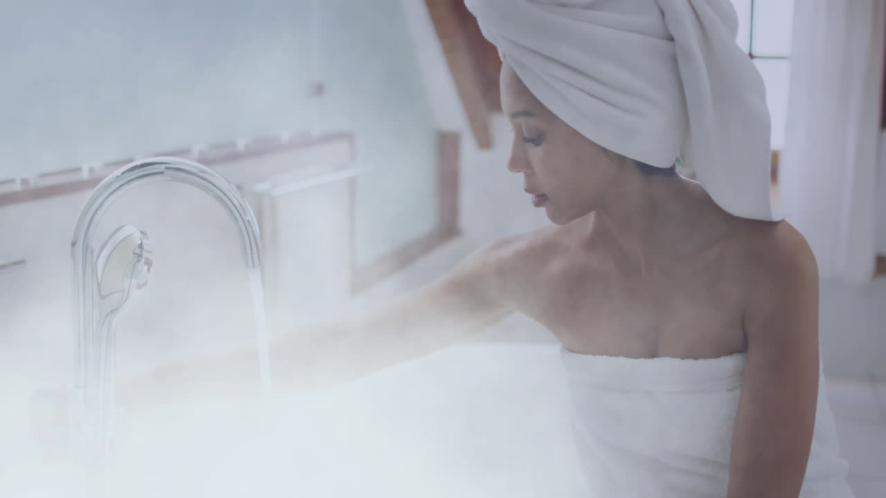 아프리카계 미국인 여성이 욕실 위에서 목욕을 준비하는 애니메이션