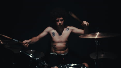 baterista en un estudio oscuro