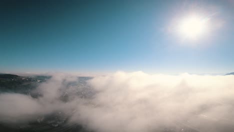 algunos vuelos fpv temprano en la mañana sobre un campo
