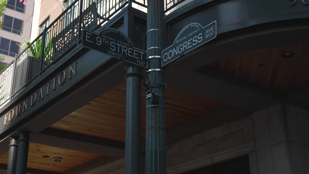 Inquadratura di ambientazione di East 9th Street e Congress Avenue ad Austin, Texas