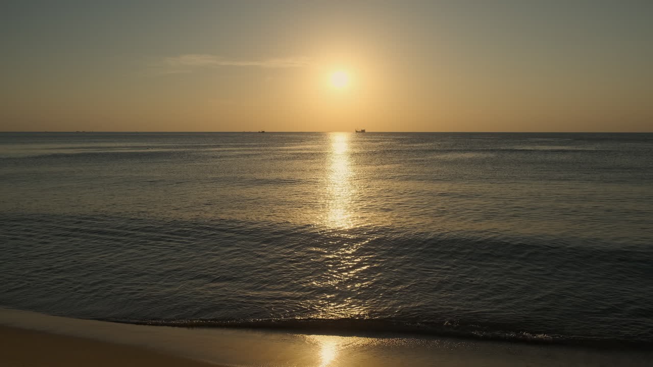 바다 위의 해가 뜨는 것