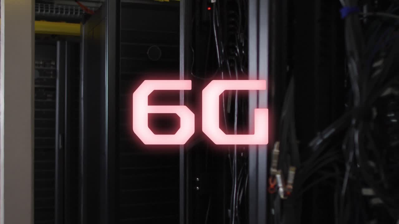 animación de un banner de texto de 6g contra una sala de servidores de computadora vacía