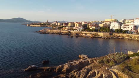 Disparo-De-Drones-Volando-Sobre-El-Mar-Mediterráneo-En-La-Costa-De-Alghero,-Italia