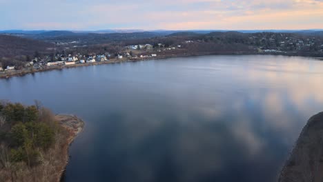 Imágenes-Aéreas-De-Drones-Sobre-Un-Lago-Prístino-Acercándose-A-Un-Pequeño-Pueblo-Frente-Al-Lago-En-Estados-Unidos-Durante-El-Invierno