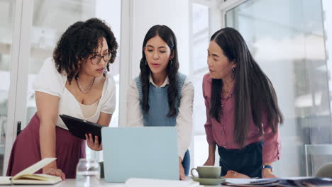 mujeres de negocios en una reunión