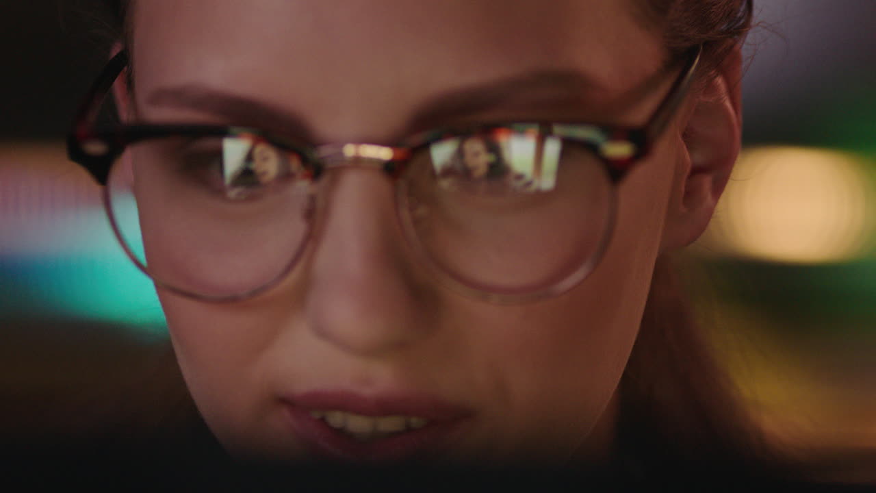 retrato de cerca hermosa mujer de negocios hablando con una amiga en línea usando una tableta computadora video chat compartiendo conexión disfrutando de una conversación nocturna