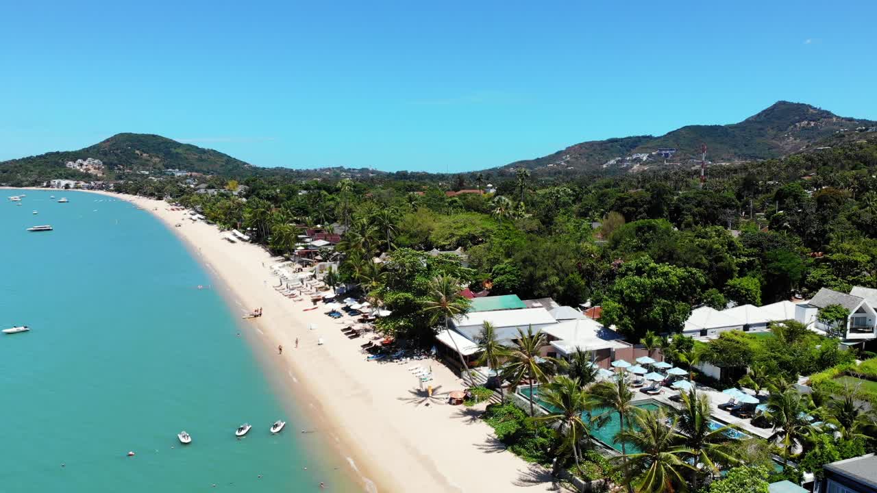 태국의 고급 리조트와 야자수가 있는 열대 해변의 탁 트인 공중 전망