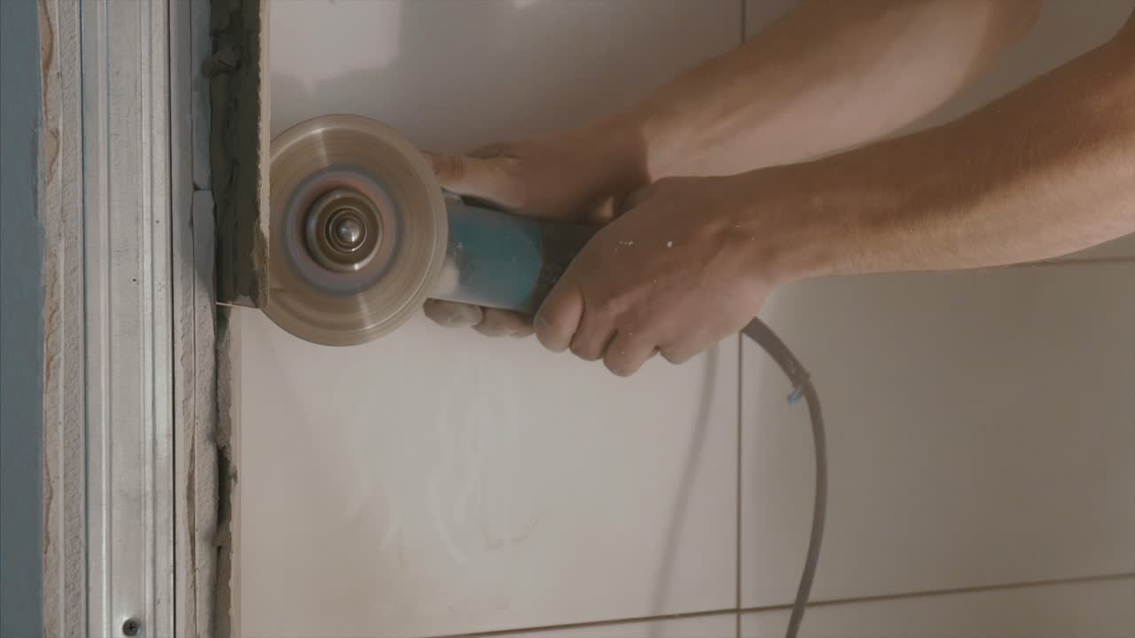 Taglio piastrelle in una ristrutturazione bagno