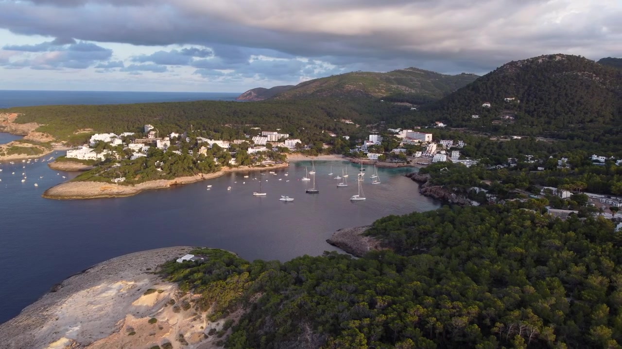 Segelbåtar i semesterorten Portinatx på ön Ibiza, Spanien. Flygfoto