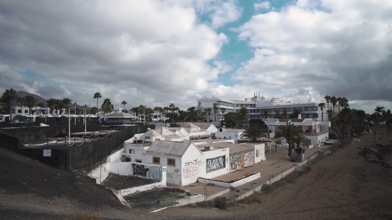 complejo marítimo abandonado en las islas canarias