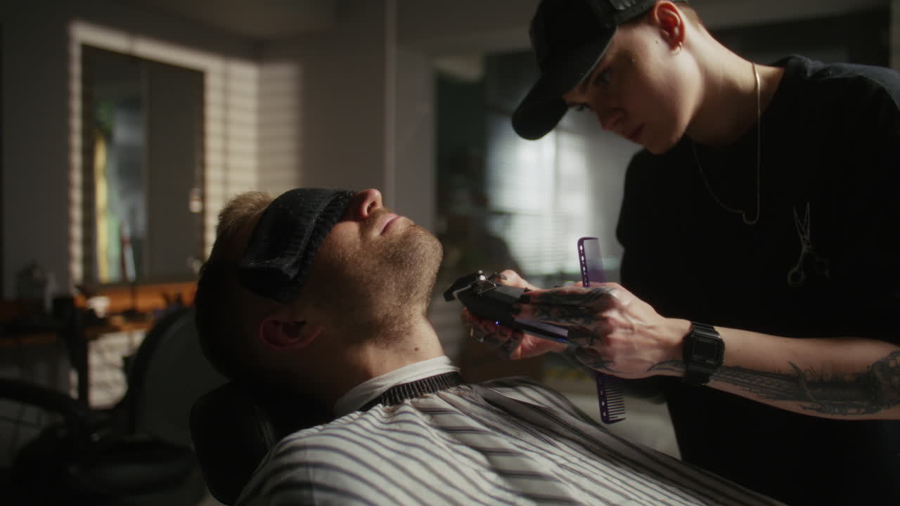 Mand får en klipning og nakke-barbering