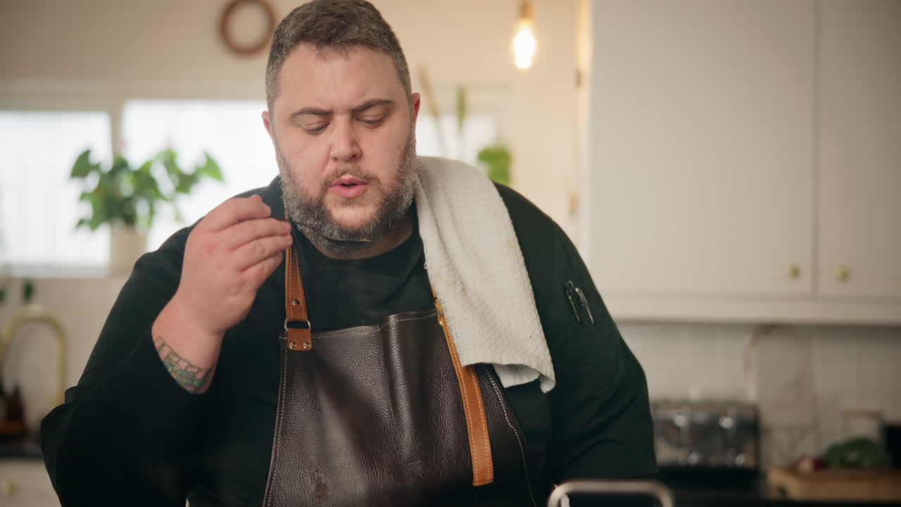 요리사 가 부 에서 음식 을 맛보고 있다